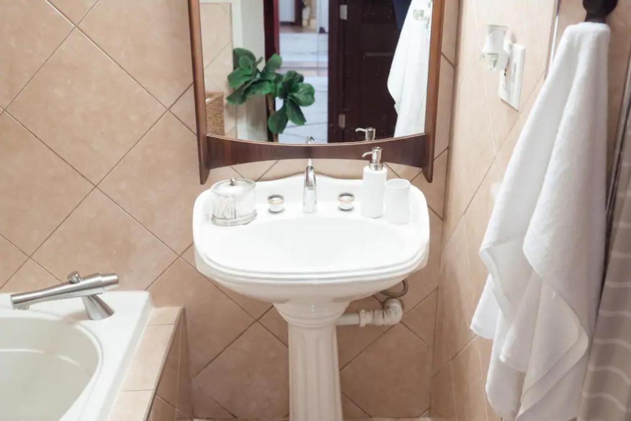 2Br Airy & Tidy Apt With Free Covered Parking - Central Modern 芝加哥 外观 照片